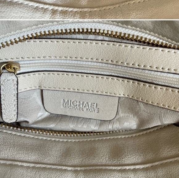 Michael Kors EUC Crossbody - Picture 7 of 9